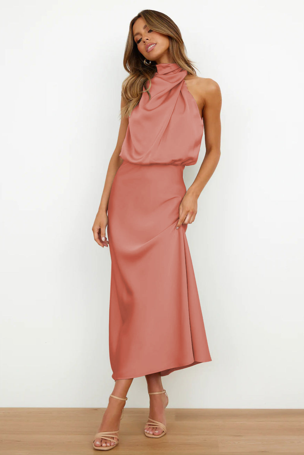 Carlina | Rochie lungă din satin cu decolteu sexy