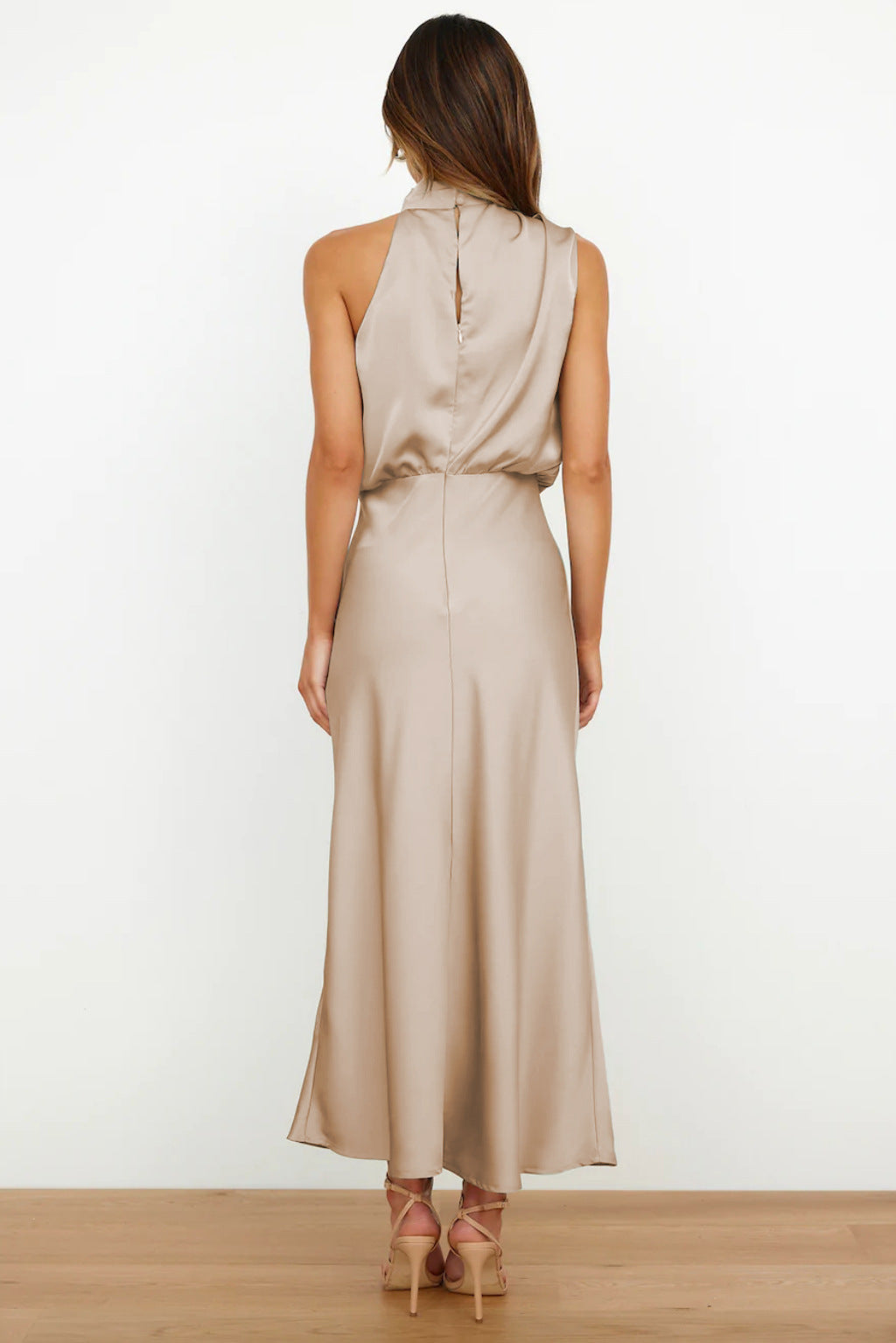 Carlina | Rochie lungă din satin cu decolteu sexy