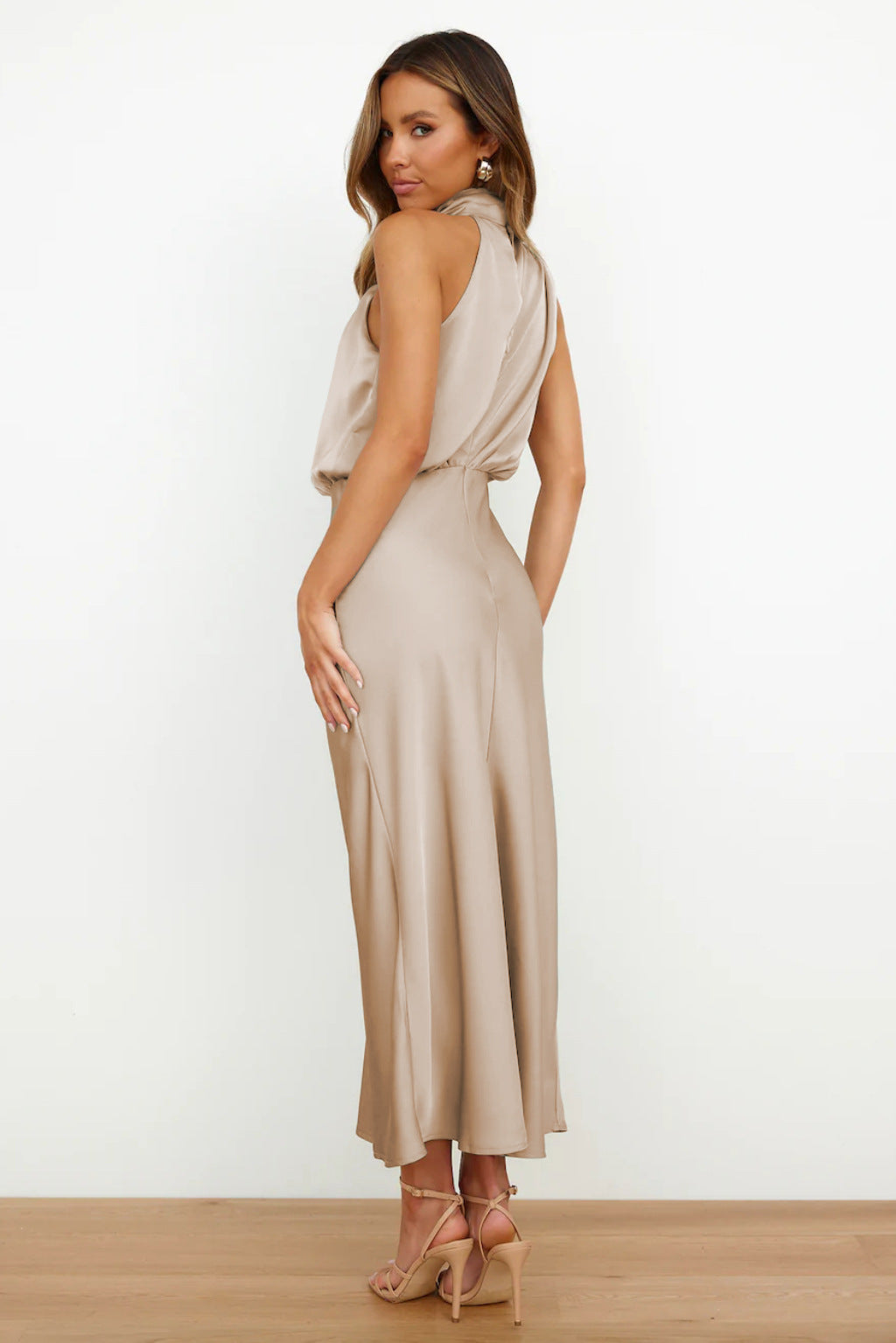 Carlina | Rochie lungă din satin cu decolteu sexy